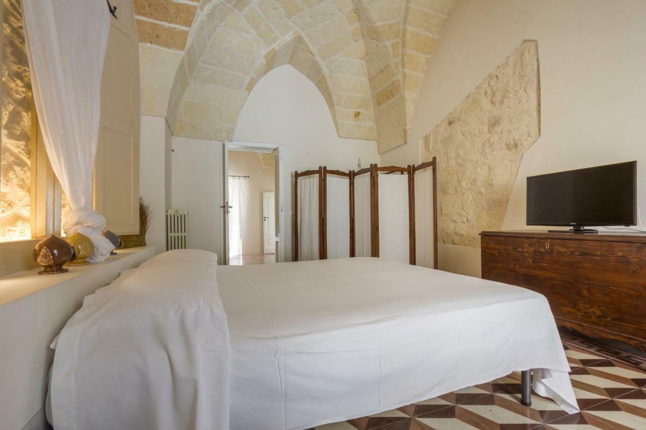 Explore The Historic City On Foot From An Old Town House Lecce Exterior photo