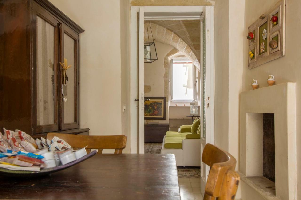Explore The Historic City On Foot From An Old Town House Lecce Exterior photo