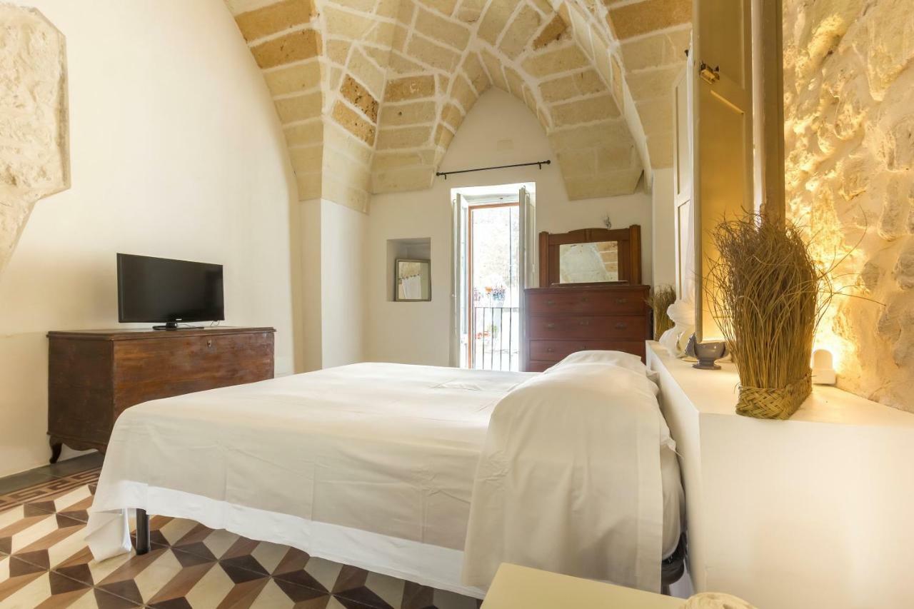 Explore The Historic City On Foot From An Old Town House Lecce Exterior photo