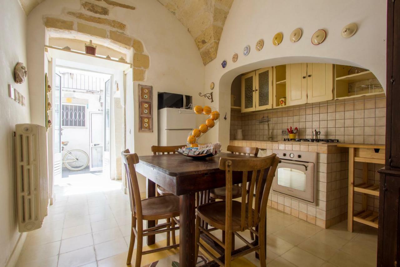 Explore The Historic City On Foot From An Old Town House Lecce Exterior photo