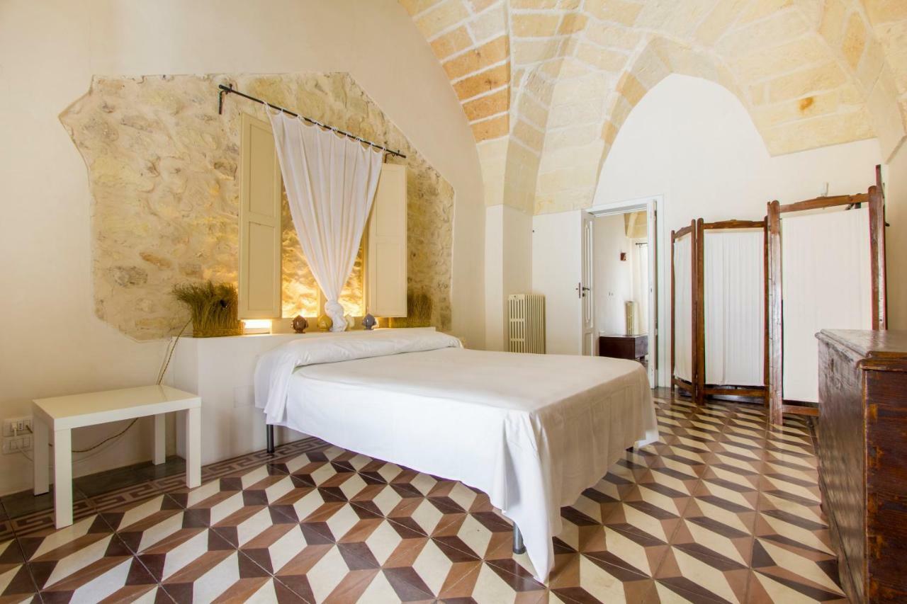 Explore The Historic City On Foot From An Old Town House Lecce Exterior photo