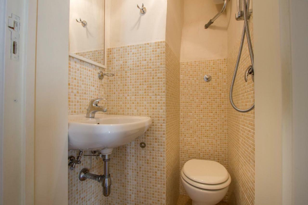 Explore The Historic City On Foot From An Old Town House Lecce Exterior photo