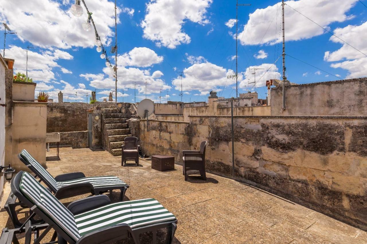 Explore The Historic City On Foot From An Old Town House Lecce Exterior photo